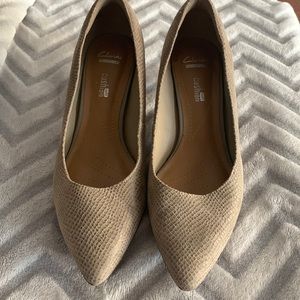Clarks soft cushion pumps (wide)